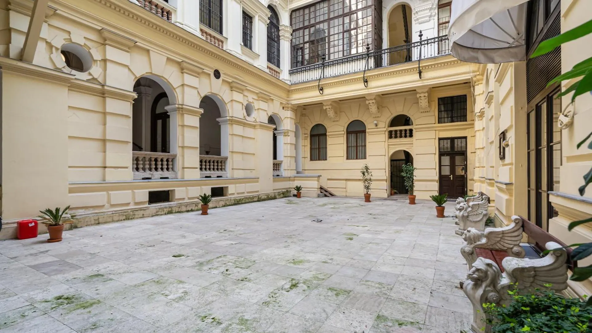Evergreen Downtown Apartments Budapest Hungary